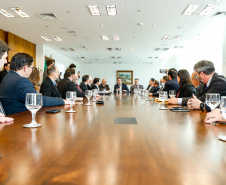 O governador Carlos Massa Ratinho Junior anunciou um pacote de investimentos para o Noroeste do Paraná, que inclui recursos para o Hospital Regional de Paranavaí e um plano de irrigação agrícola para a região. As medidas foram confirmadas em reunião com lideranças políticas e de outros segmentos, nesta segunda-feira (26), no Palácio Iguaçu, em Curitiba.