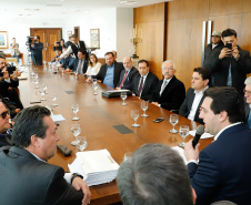 O governador Carlos Massa Ratinho Junior anunciou um pacote de investimentos para o Noroeste do Paraná, que inclui recursos para o Hospital Regional de Paranavaí e um plano de irrigação agrícola para a região. As medidas foram confirmadas em reunião com lideranças políticas e de outros segmentos, nesta segunda-feira (26), no Palácio Iguaçu, em Curitiba.