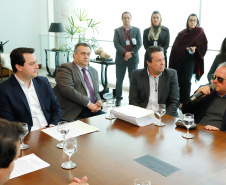 O governador Carlos Massa Ratinho Junior anunciou um pacote de investimentos para o Noroeste do Paraná, que inclui recursos para o Hospital Regional de Paranavaí e um plano de irrigação agrícola para a região. As medidas foram confirmadas em reunião com lideranças políticas e de outros segmentos, nesta segunda-feira (26), no Palácio Iguaçu, em Curitiba.