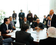 O governador Carlos Massa Ratinho Junior anunciou um pacote de investimentos para o Noroeste do Paraná, que inclui recursos para o Hospital Regional de Paranavaí e um plano de irrigação agrícola para a região. As medidas foram confirmadas em reunião com lideranças políticas e de outros segmentos, nesta segunda-feira (26), no Palácio Iguaçu, em Curitiba.