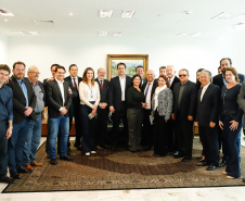O governador Carlos Massa Ratinho Junior anunciou um pacote de investimentos para o Noroeste do Paraná, que inclui recursos para o Hospital Regional de Paranavaí e um plano de irrigação agrícola para a região. As medidas foram confirmadas em reunião com lideranças políticas e de outros segmentos, nesta segunda-feira (26), no Palácio Iguaçu, em Curitiba.