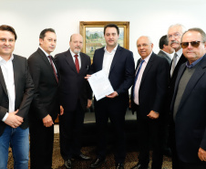 O governador Carlos Massa Ratinho Junior anunciou um pacote de investimentos para o Noroeste do Paraná, que inclui recursos para o Hospital Regional de Paranavaí e um plano de irrigação agrícola para a região. As medidas foram confirmadas em reunião com lideranças políticas e de outros segmentos, nesta segunda-feira (26), no Palácio Iguaçu, em Curitiba.
