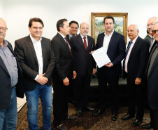 O governador Carlos Massa Ratinho Junior anunciou um pacote de investimentos para o Noroeste do Paraná, que inclui recursos para o Hospital Regional de Paranavaí e um plano de irrigação agrícola para a região. As medidas foram confirmadas em reunião com lideranças políticas e de outros segmentos, nesta segunda-feira (26), no Palácio Iguaçu, em Curitiba.