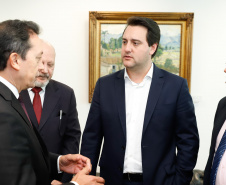 O governador Carlos Massa Ratinho Junior anunciou um pacote de investimentos para o Noroeste do Paraná, que inclui recursos para o Hospital Regional de Paranavaí e um plano de irrigação agrícola para a região. As medidas foram confirmadas em reunião com lideranças políticas e de outros segmentos, nesta segunda-feira (26), no Palácio Iguaçu, em Curitiba.