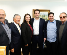 O governador Carlos Massa Ratinho Junior anunciou um pacote de investimentos para o Noroeste do Paraná, que inclui recursos para o Hospital Regional de Paranavaí e um plano de irrigação agrícola para a região. As medidas foram confirmadas em reunião com lideranças políticas e de outros segmentos, nesta segunda-feira (26), no Palácio Iguaçu, em Curitiba.