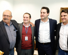 O governador Carlos Massa Ratinho Junior anunciou um pacote de investimentos para o Noroeste do Paraná, que inclui recursos para o Hospital Regional de Paranavaí e um plano de irrigação agrícola para a região. As medidas foram confirmadas em reunião com lideranças políticas e de outros segmentos, nesta segunda-feira (26), no Palácio Iguaçu, em Curitiba.