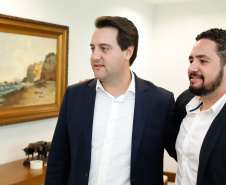 O governador Carlos Massa Ratinho Junior anunciou um pacote de investimentos para o Noroeste do Paraná, que inclui recursos para o Hospital Regional de Paranavaí e um plano de irrigação agrícola para a região. As medidas foram confirmadas em reunião com lideranças políticas e de outros segmentos, nesta segunda-feira (26), no Palácio Iguaçu, em Curitiba.