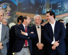 O governador Carlos Massa Ratinho Junior lançou nesta segunda-feira (26), no Palácio Iguaçu, um banco de projetos executivos de R$ 350 milhões para viabilizar e agilizar obras de reestruturação de rodovias, ferrovias e da segurança pública. 