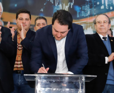 O governador Carlos Massa Ratinho Junior lançou nesta segunda-feira (26), no Palácio Iguaçu, um banco de projetos executivos de R$ 350 milhões para viabilizar e agilizar obras de reestruturação de rodovias, ferrovias e da segurança pública. 