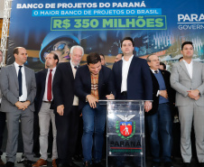 O governador Carlos Massa Ratinho Junior lançou nesta segunda-feira (26), no Palácio Iguaçu, um banco de projetos executivos de R$ 350 milhões para viabilizar e agilizar obras de reestruturação de rodovias, ferrovias e da segurança pública. 