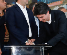 O governador Carlos Massa Ratinho Junior lançou nesta segunda-feira (26), no Palácio Iguaçu, um banco de projetos executivos de R$ 350 milhões para viabilizar e agilizar obras de reestruturação de rodovias, ferrovias e da segurança pública. 