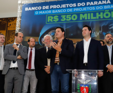 O governador Carlos Massa Ratinho Junior lançou nesta segunda-feira (26), no Palácio Iguaçu, um banco de projetos executivos de R$ 350 milhões para viabilizar e agilizar obras de reestruturação de rodovias, ferrovias e da segurança pública. 