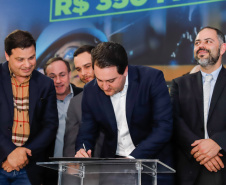 O governador Carlos Massa Ratinho Junior lançou nesta segunda-feira (26), no Palácio Iguaçu, um banco de projetos executivos de R$ 350 milhões para viabilizar e agilizar obras de reestruturação de rodovias, ferrovias e da segurança pública. 