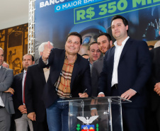 O governador Carlos Massa Ratinho Junior lançou nesta segunda-feira (26), no Palácio Iguaçu, um banco de projetos executivos de R$ 350 milhões para viabilizar e agilizar obras de reestruturação de rodovias, ferrovias e da segurança pública. 
