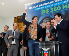 O governador Carlos Massa Ratinho Junior lançou nesta segunda-feira (26), no Palácio Iguaçu, um banco de projetos executivos de R$ 350 milhões para viabilizar e agilizar obras de reestruturação de rodovias, ferrovias e da segurança pública. 