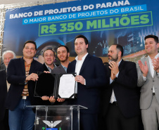 O governador Carlos Massa Ratinho Junior lançou nesta segunda-feira (26), no Palácio Iguaçu, um banco de projetos executivos de R$ 350 milhões para viabilizar e agilizar obras de reestruturação de rodovias, ferrovias e da segurança pública. 