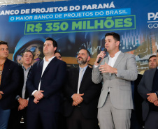 O governador Carlos Massa Ratinho Junior lançou nesta segunda-feira (26), no Palácio Iguaçu, um banco de projetos executivos de R$ 350 milhões para viabilizar e agilizar obras de reestruturação de rodovias, ferrovias e da segurança pública. 