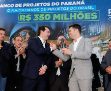 O governador Carlos Massa Ratinho Junior lançou nesta segunda-feira (26), no Palácio Iguaçu, um banco de projetos executivos de R$ 350 milhões para viabilizar e agilizar obras de reestruturação de rodovias, ferrovias e da segurança pública. 