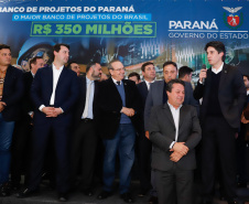 O governador Carlos Massa Ratinho Junior lançou nesta segunda-feira (26), no Palácio Iguaçu, um banco de projetos executivos de R$ 350 milhões para viabilizar e agilizar obras de reestruturação de rodovias, ferrovias e da segurança pública. 