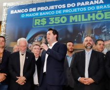 O governador Carlos Massa Ratinho Junior lançou nesta segunda-feira (26), no Palácio Iguaçu, um banco de projetos executivos de R$ 350 milhões para viabilizar e agilizar obras de reestruturação de rodovias, ferrovias e da segurança pública. 