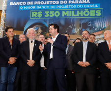 O governador Carlos Massa Ratinho Junior lançou nesta segunda-feira (26), no Palácio Iguaçu, um banco de projetos executivos de R$ 350 milhões para viabilizar e agilizar obras de reestruturação de rodovias, ferrovias e da segurança pública. 