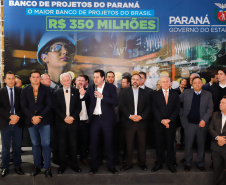 O governador Carlos Massa Ratinho Junior lançou nesta segunda-feira (26), no Palácio Iguaçu, um banco de projetos executivos de R$ 350 milhões para viabilizar e agilizar obras de reestruturação de rodovias, ferrovias e da segurança pública. 