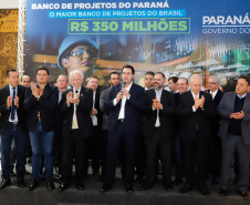 O governador Carlos Massa Ratinho Junior lançou nesta segunda-feira (26), no Palácio Iguaçu, um banco de projetos executivos de R$ 350 milhões para viabilizar e agilizar obras de reestruturação de rodovias, ferrovias e da segurança pública. 