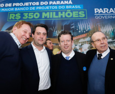 O governador Carlos Massa Ratinho Junior lançou nesta segunda-feira (26), no Palácio Iguaçu, um banco de projetos executivos de R$ 350 milhões para viabilizar e agilizar obras de reestruturação de rodovias, ferrovias e da segurança pública. 