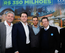 O governador Carlos Massa Ratinho Junior lançou nesta segunda-feira (26), no Palácio Iguaçu, um banco de projetos executivos de R$ 350 milhões para viabilizar e agilizar obras de reestruturação de rodovias, ferrovias e da segurança pública. 
