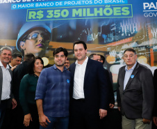 O governador Carlos Massa Ratinho Junior lançou nesta segunda-feira (26), no Palácio Iguaçu, um banco de projetos executivos de R$ 350 milhões para viabilizar e agilizar obras de reestruturação de rodovias, ferrovias e da segurança pública. 