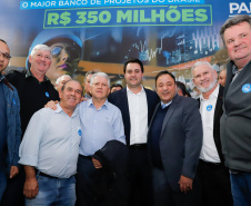 O governador Carlos Massa Ratinho Junior lançou nesta segunda-feira (26), no Palácio Iguaçu, um banco de projetos executivos de R$ 350 milhões para viabilizar e agilizar obras de reestruturação de rodovias, ferrovias e da segurança pública. 