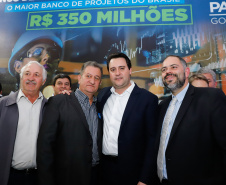 O governador Carlos Massa Ratinho Junior lançou nesta segunda-feira (26), no Palácio Iguaçu, um banco de projetos executivos de R$ 350 milhões para viabilizar e agilizar obras de reestruturação de rodovias, ferrovias e da segurança pública. 
