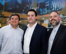 O governador Carlos Massa Ratinho Junior lançou nesta segunda-feira (26), no Palácio Iguaçu, um banco de projetos executivos de R$ 350 milhões para viabilizar e agilizar obras de reestruturação de rodovias, ferrovias e da segurança pública. 