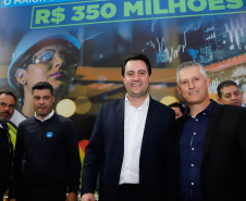O governador Carlos Massa Ratinho Junior lançou nesta segunda-feira (26), no Palácio Iguaçu, um banco de projetos executivos de R$ 350 milhões para viabilizar e agilizar obras de reestruturação de rodovias, ferrovias e da segurança pública. 