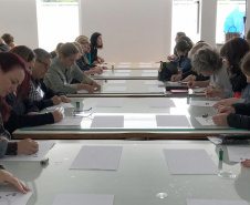 A programação especial do Museu Oscar Niemeyer desta quarta-feira (28) inclui uma oficina de confecção de adesivos vinílicos, das 11h às 17h, no Subsolo. Às 16h30 acontece uma mediação na exposição “Luz &#8773; Matéria”, na Sala 3. Neste dia da semana a entrada no MON é sempre gratuita. Para participar das atividades não é necessário conhecimento prévio em arte e nem se inscrever com antecedência. Foto: Danusa Patel/MON