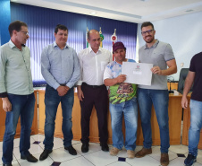 O Instituto de Terras, Cartografia e Geologia do Paraná (ITCG), vinculado à Secretaria do Desenvolvimento Sustentável e do Turismo, entregou nesta quinta-feira (29) documentos técnicos para a regularização de imóveis de 46 pequenos produtores rurais que ocupam terras particulares no município de Renascença, no Sudoeste do Estado. Foto: Divulgação/SEDEST