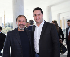 Um acordo assinado pelo governador Carlos Massa Ratinho Junior e o Grupo Latam Airlines vai abrir 71 novos voos no Estado. A empresa destaca que haverá ampliação de 17% das operações Paraná, fazendo do Estado o quarto maior mercado da companhia no Brasil. O anúncio feito nesta sexta-feira (30), no Palácio Iguaçu, em Curitiba.Curitiba, 30-08-19.Foto: Arnaldo Alves / AEN