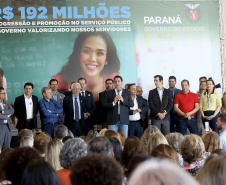 O governador Carlos Massa Ratinho Junior assinou, nesta sexta-feira (30), autorização para avanços de carreira de servidores estaduais. Foram autorizadas promoções e progressões para servidores da Educação e do Ensino Superior. 