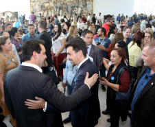 O governador Carlos Massa Ratinho Junior assinou, nesta sexta-feira (30), autorização para avanços de carreira de servidores estaduais. Foram autorizadas promoções e progressões para servidores da Educação e do Ensino Superior. 