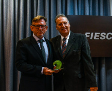 A Secretaria do Desenvolvimento Sustentável e do Turismo do Paraná recebeu o Troféu Onda Verde da 26ª edição do Prêmio Expressão de Ecologia, tradicional premiação ambiental do Sul do Brasil. O reconhecimento refere-se à concepção e implantação do Selo Clima Paraná, previsto na Política Estadual de Mudanças Climáticas, estabelecida por lei estadual. A premiação aconteceu nesta sexta-feira (30) em Florianópolis (SP). Foto: Mafalda Press