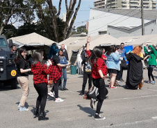 Serviços e atividades de lazer gratuitas foram destaques da primeira edição do Geração Paraná, realizado neste sábado (31), na praça Nossa Senhora de Salete, Centro Cívico, em Curitiba. O programa da Secretaria da Justiça, Família e Trabalho ofertou ações como encaminhamentos para vagas de empregos por intermédio da Agência do Trabalhador, emissão do ID Jovem. Foto: Divulgação SEJUF