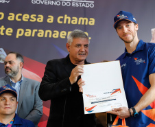 O governador Carlos Massa Ratinho Junior lançou nesta segunda-feira (2), em cerimônia no Palácio Iguaçu, o programa Geração Olímpica, que só neste ano garantirá 1.252 bolsas esportivas nas modalidades olímpicas e paralímpicas para jovens promessas, atletas de renome mundial e técnicos. A Companhia Paranaense de Energia (Copel), patrocinadora da iniciativa, investe R$ 4,75 milhões. É o maior programa de bolsa-atleta do País, em nível estadual.