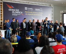 O governador Carlos Massa Ratinho Junior lançou nesta segunda-feira (2), em cerimônia no Palácio Iguaçu, o programa Geração Olímpica, que só neste ano garantirá 1.252 bolsas esportivas nas modalidades olímpicas e paralímpicas para jovens promessas, atletas de renome mundial e técnicos. A Companhia Paranaense de Energia (Copel), patrocinadora da iniciativa, investe R$ 4,75 milhões. É o maior programa de bolsa-atleta do País, em nível estadual.