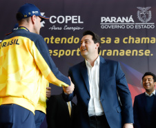 O governador Carlos Massa Ratinho Junior lançou nesta segunda-feira (2), em cerimônia no Palácio Iguaçu, o programa Geração Olímpica, que só neste ano garantirá 1.252 bolsas esportivas nas modalidades olímpicas e paralímpicas para jovens promessas, atletas de renome mundial e técnicos. A Companhia Paranaense de Energia (Copel), patrocinadora da iniciativa, investe R$ 4,75 milhões. É o maior programa de bolsa-atleta do País, em nível estadual.