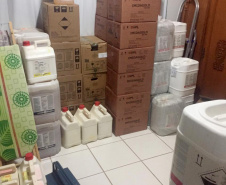 Cerca de 10 toneladas de defensivos agrícolas de origem paraguaia foram localizadas em uma casa na região rural de Paranavaí nesta segunda-feira (03). Após uma denúncia a anônima, policiais militares da 3ª Companhia do Batalhão de Polícia Ambiental Força-Verde (BPAmb-FV) seguiram até o local e encontraram o produto. A carga, avaliada em R$ 2 milhões, foi encaminhada à Delegacia, juntamente com um funcionário flagrado manuseando os materiais. Foto:PMPR
