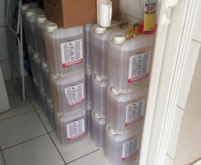 Cerca de 10 toneladas de defensivos agrícolas de origem paraguaia foram localizadas em uma casa na região rural de Paranavaí nesta segunda-feira (03). Após uma denúncia a anônima, policiais militares da 3ª Companhia do Batalhão de Polícia Ambiental Força-Verde (BPAmb-FV) seguiram até o local e encontraram o produto. A carga, avaliada em R$ 2 milhões, foi encaminhada à Delegacia, juntamente com um funcionário flagrado manuseando os materiais. Foto:PMPR