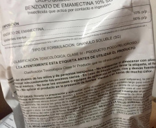 Cerca de 10 toneladas de defensivos agrícolas de origem paraguaia foram localizadas em uma casa na região rural de Paranavaí nesta segunda-feira (03). Após uma denúncia a anônima, policiais militares da 3ª Companhia do Batalhão de Polícia Ambiental Força-Verde (BPAmb-FV) seguiram até o local e encontraram o produto. A carga, avaliada em R$ 2 milhões, foi encaminhada à Delegacia, juntamente com um funcionário flagrado manuseando os materiais. Foto:PMPR