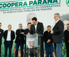 O governador Carlos Massa Ratinho Junior assinou nesta terça-feira (3) decreto regulamentando a Lei 16.751/10, que institui a alimentação escolar orgânica em todo o sistema estadual de ensino do Paraná. O objetivo é incluir alimentos orgânicos gradualmente na alimentação dos alunos das mais de 2 mil escolas estaduais, até chegar a 100% da merenda em 2030. Parte da produção virá da agricultura familiar.