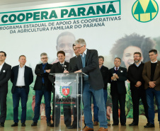 O governador Carlos Massa Ratinho Junior assinou nesta terça-feira (3) decreto regulamentando a Lei 16.751/10, que institui a alimentação escolar orgânica em todo o sistema estadual de ensino do Paraná. O objetivo é incluir alimentos orgânicos gradualmente na alimentação dos alunos das mais de 2 mil escolas estaduais, até chegar a 100% da merenda em 2030. Parte da produção virá da agricultura familiar.