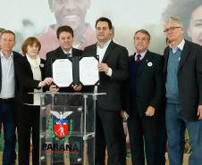 O governador Carlos Massa Ratinho Junior assinou nesta terça-feira (3) decreto regulamentando a Lei 16.751/10, que institui a alimentação escolar orgânica em todo o sistema estadual de ensino do Paraná. O objetivo é incluir alimentos orgânicos gradualmente na alimentação dos alunos das mais de 2 mil escolas estaduais, até chegar a 100% da merenda em 2030. Parte da produção virá da agricultura familiar.